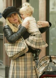 Актриса Данниэлла Уэстбрук одета в образ с принтом Nova Check от Burberry