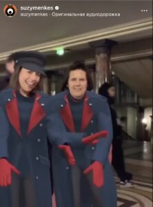 Сьюзи Менкес танцует в пальто DressX