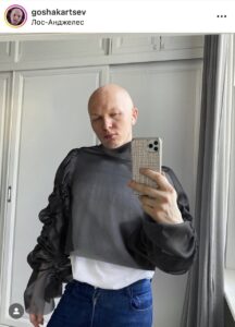 Гоша Карцев в лонгсливе DressX